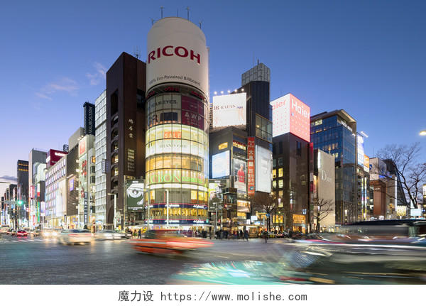 东京银座购物区夜晚高峰期间图片